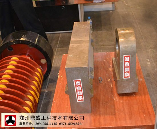郑州鼎盛参展设备——大金牙破碎机锤头