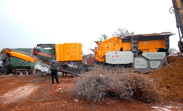 建筑垃圾并不是真正的垃圾,而是放错了地方的“黄金”,建筑垃圾经分拣、剔除或粉碎后,大多可以作为再生资源重新利用如:例如砖、石、混凝土等废料经粉碎后,可以代砂,用于砌筑砂浆、抹灰砂浆等,还可以用于制作铺道砖、花格砖等建材制品,这都使得建筑垃圾再生具有利用率高、生产成本低、使用范围广、环境与经济效益好的突出优势。 近年来将建筑垃圾“变废为宝”的观点,已得到越来越多人的认可和关注。然而,我国的建筑垃圾普遍采取堆放和掩埋的方式处理,其综合利用率不足5%,远远